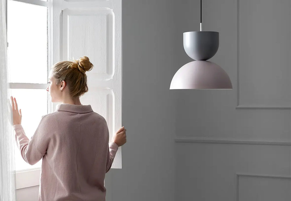 Lampa wisząca Gamma — Aromas Del Campo, dwie kopuły w kolorze szarym i różowym, widok frontalny