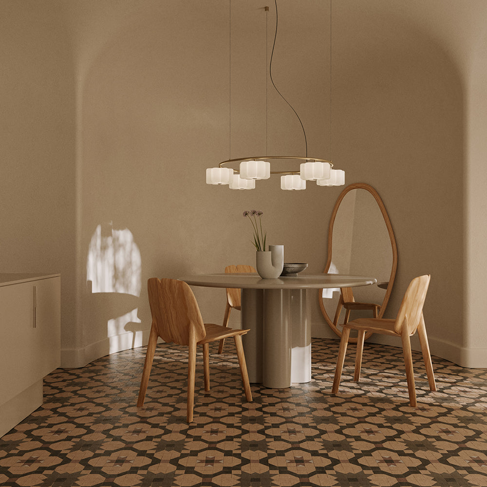 Lampa wisząca Flow 6 — Aromas Del Campo, sześć mlecznych kloszy na czarnej ramie, widok z przodu