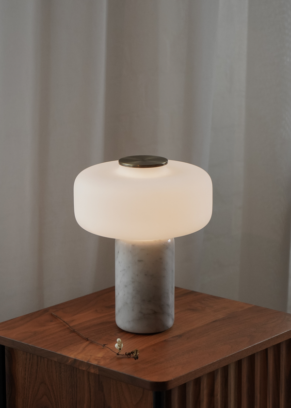 Fonte — lampa na drewnianym stoliku, aranżacja wnętrza, podstawa marmurowa