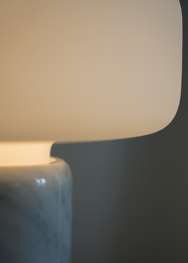 Lampa stołowa FONTE / White