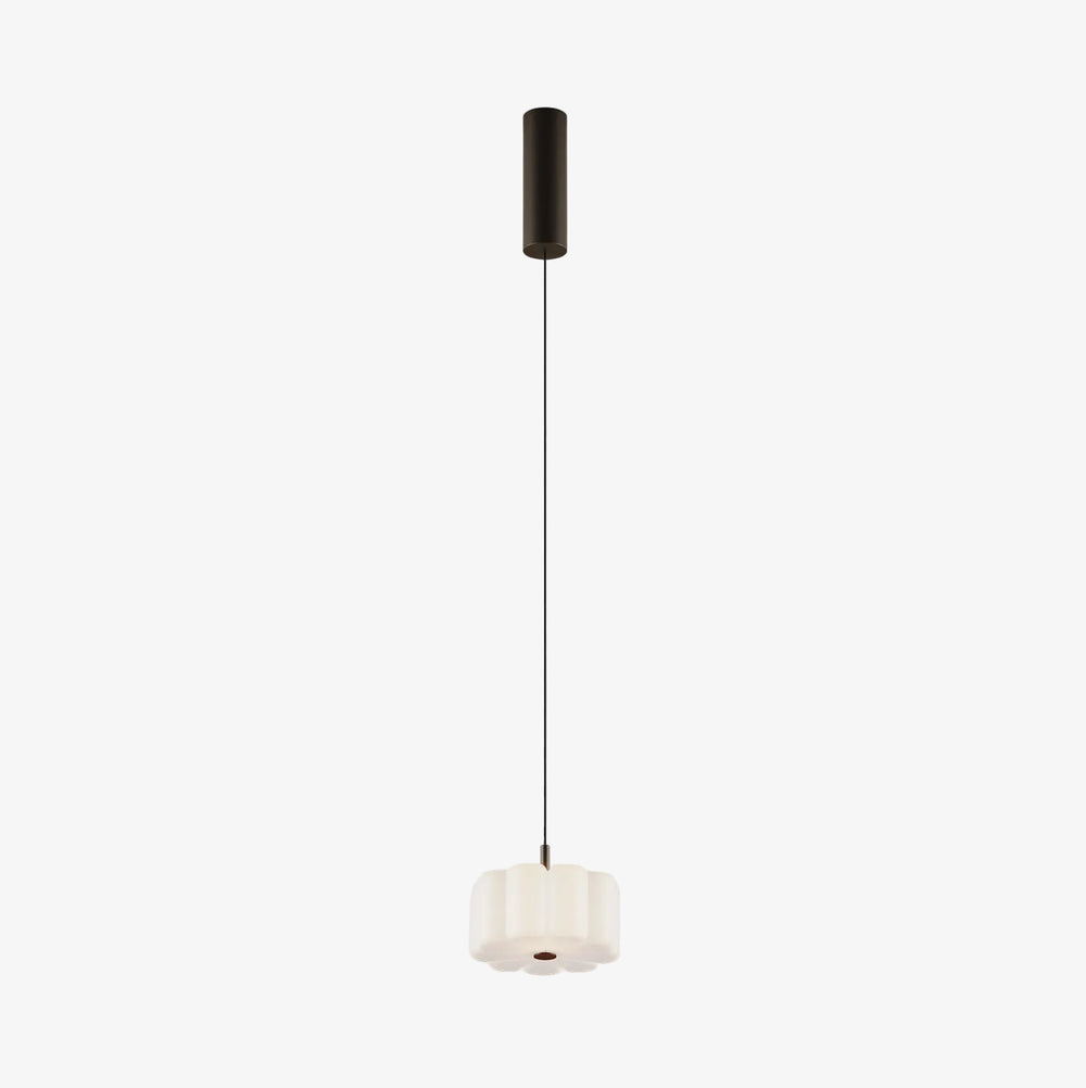 Lampa wisząca Flow — Aromas Del Campo, abażur mleczny, zawieszenie na czarnym przewodzie, widok z przodu
