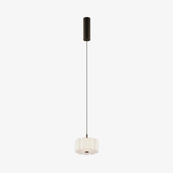Lampa wisząca Flow — Aromas Del Campo, abażur mleczny, zawieszenie na czarnym przewodzie, widok z przodu