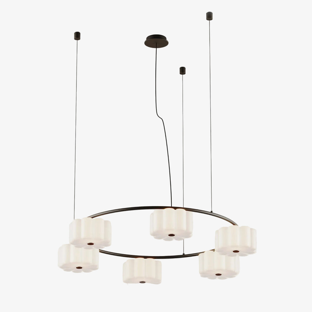 Lampa wisząca Flow 6 — Aromas Del Campo, sześć mlecznych kloszy na czarnej ramie, widok z przodu
