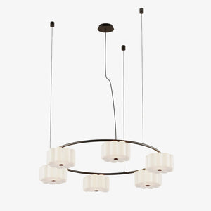 Lampa wisząca Flow 6 — Aromas Del Campo, sześć mlecznych kloszy na czarnej ramie, widok z przodu