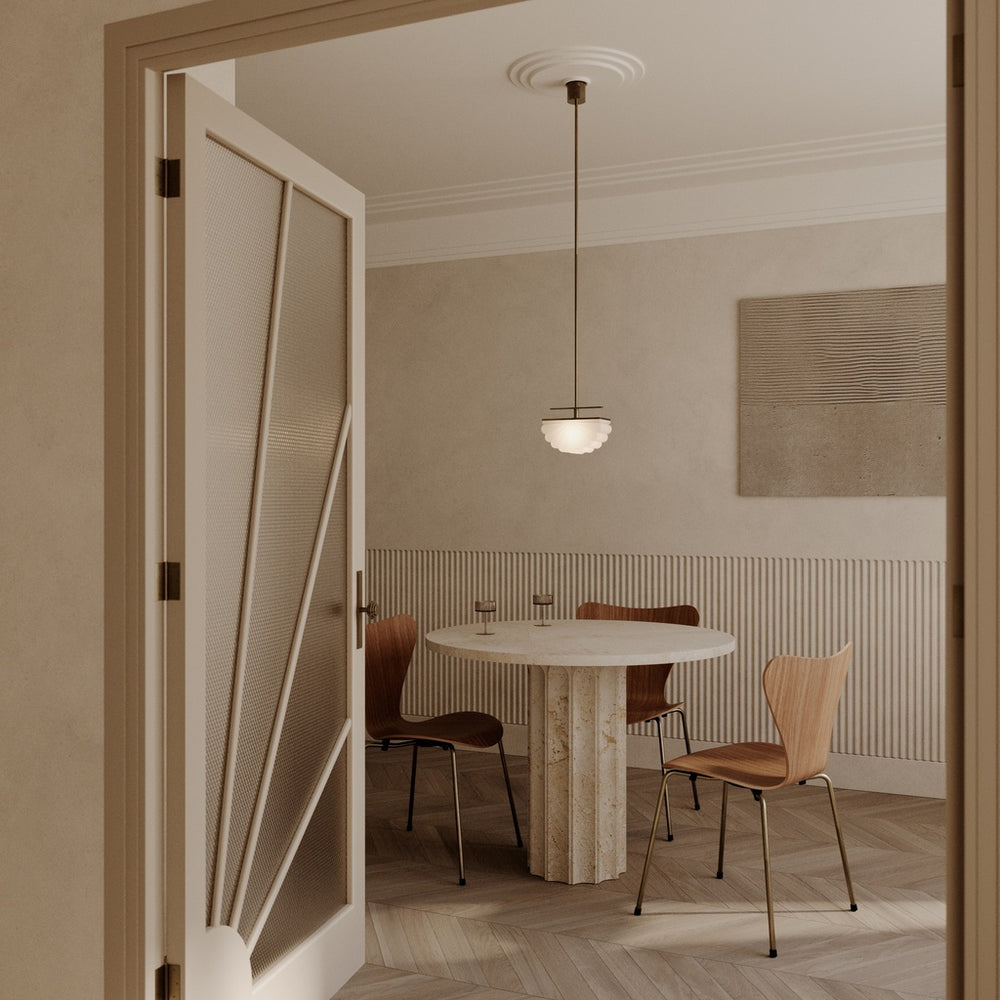 Lampa wisząca Gina — Aromas Del Campo, klosz mleczny, metalny drążek, widok z przodu