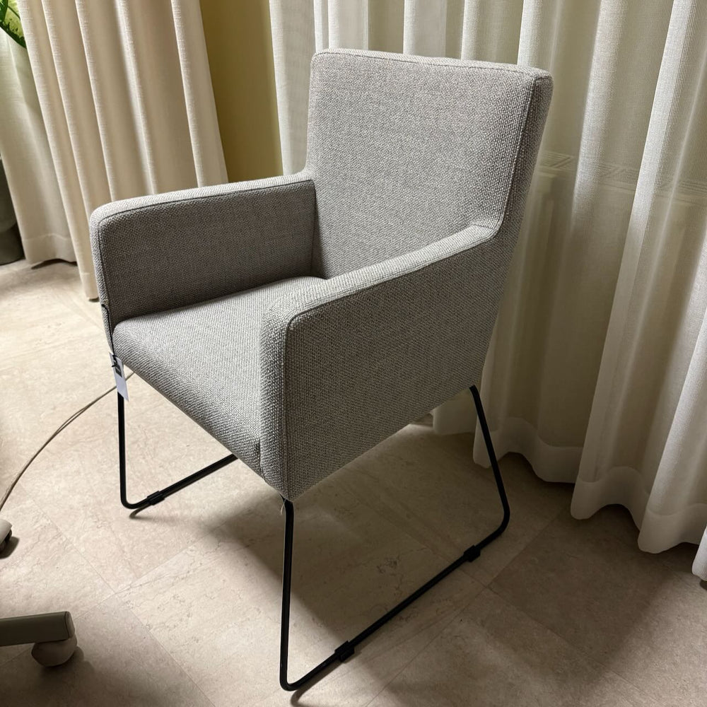 Krzesło Sits Clark – Tkanina Pine Grey-Beige / Czarna Płoza (Produkt z ekspozycji)