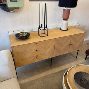 Komoda Luxe — dąb bielony, nogi stalowe czarne