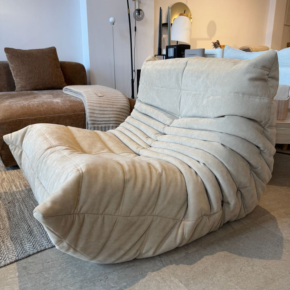 Fotel Togo Ligne Roset – Alcantara Dune (OUTLET – Dostępny od ręki)