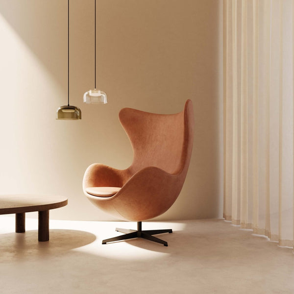 Ipon — lampa wisząca w aranżacji salonu, klosz przezroczysty, fotel terakota