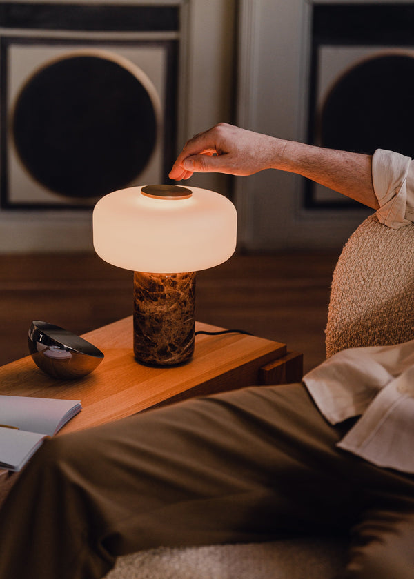 Fonte — lampa włączona w aranżacji salonu, miękkie światło, detal użytkowania