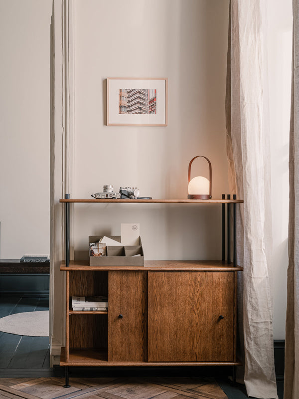 Bava 100 — aranżacja w minimalistycznym wnętrzu, drewno naturalne, półki otwarte