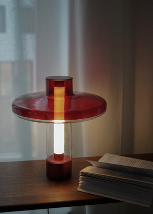 Nevo — lampa zapalona w wieczornym oświetleniu, widok z boku, detal przezroczystego tubusu