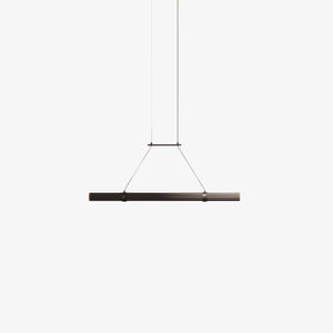 Lampa wisząca Niro — Aromas Del Campo, metalowy drążek z drewnianym elementem, widok z przodu