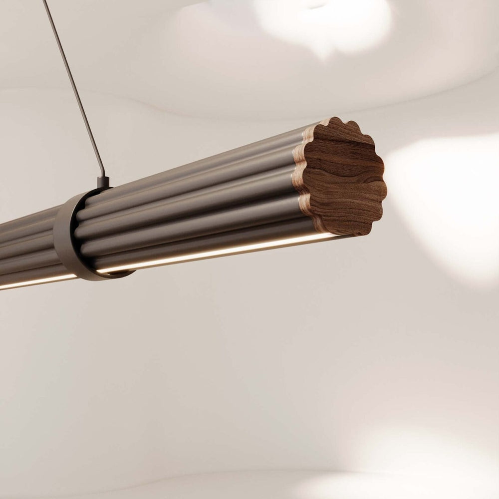 Lampa wisząca Niro — Aromas Del Campo, metalowy drążek z drewnianym elementem, widok z przodu