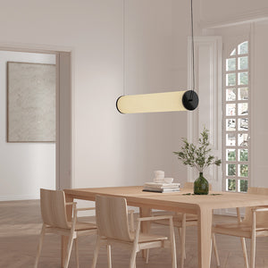 Nooi — lampa nad drewnianym stołem, tubus w jasnej tkaninie, ujęcie lifestyle
