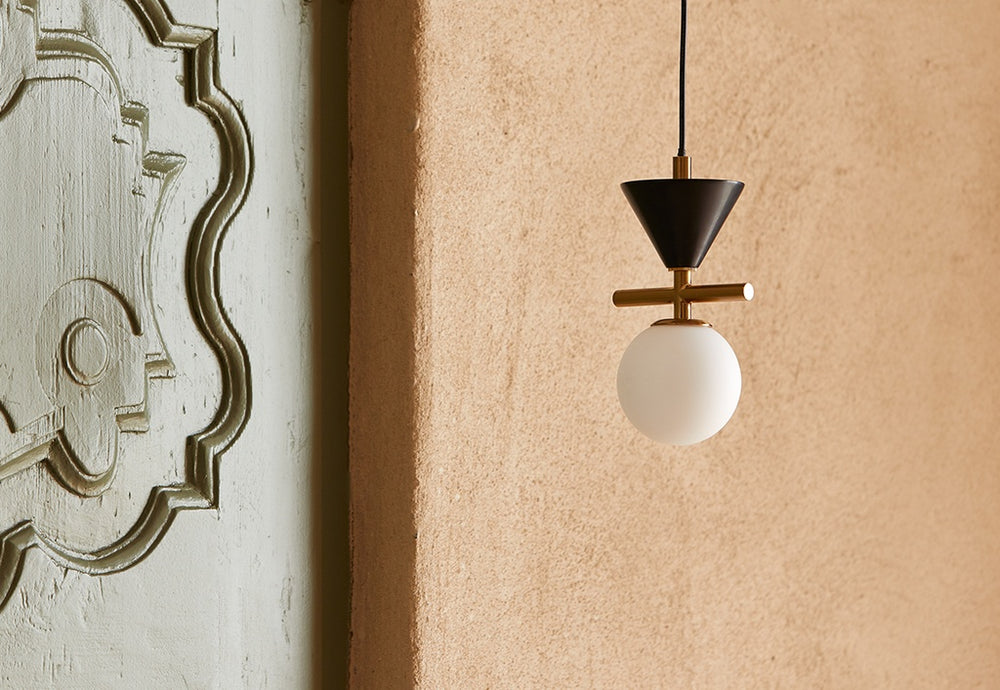 Lampa wisząca Oneta — Aromas Del Campo, kula marmurowa i stożek, widok z przodu