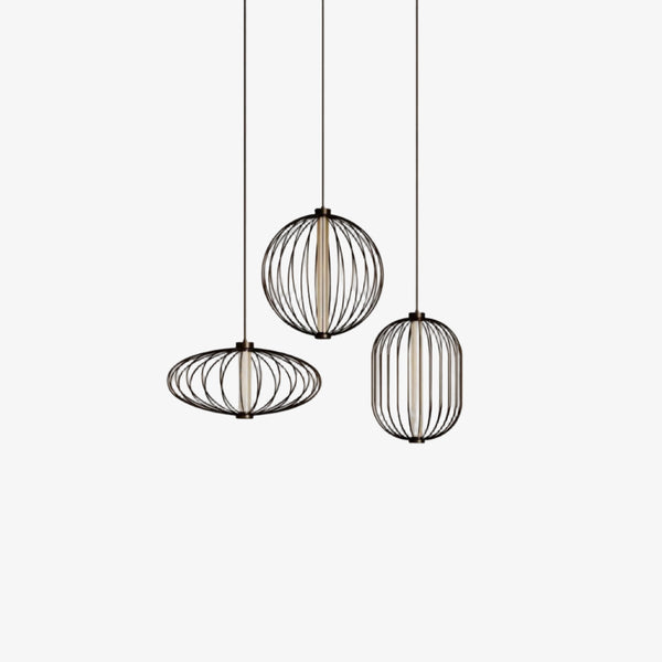 Lampa wisząca Pepo — Aromas Del Campo, trzy klosze w kształcie kuli i owalu, metal czarny, widok na białym tle