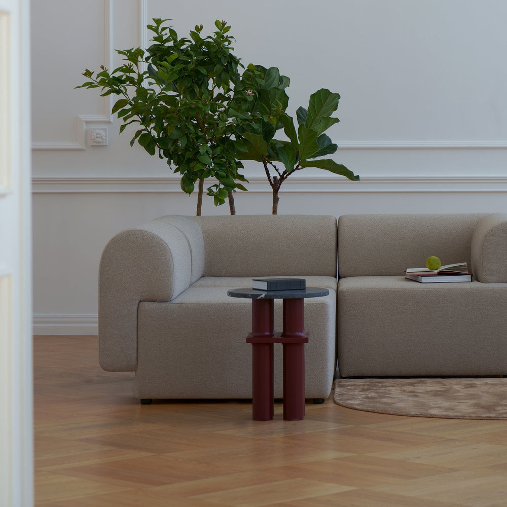 Sofa modułowa Tori — Tamo, tapicerka jasna tkanina, widok z przodu w aranżacji salonu