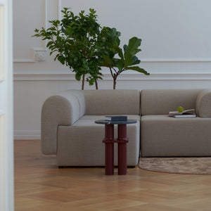 Sofa modułowa Tori — Tamo, tapicerka jasna tkanina, widok z przodu w aranżacji salonu