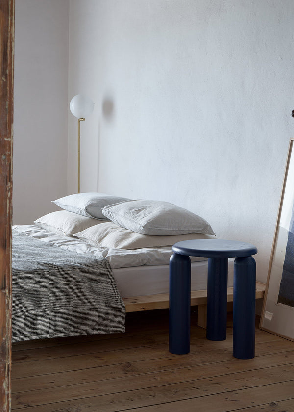 Neo High — stolik w sypialni, funkcja nocnego stolika, kontekst lifestyle