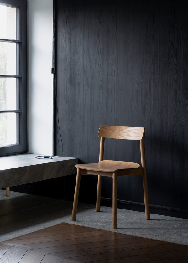 Arche — w aranżacji minimalistycznego wnętrza, przy biurku z czarną ścianą