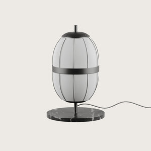 Lampa stołowa Pull — Aromas Del Campo, abażur owalny w białej tkaninie, podstawa marmurowa czarna