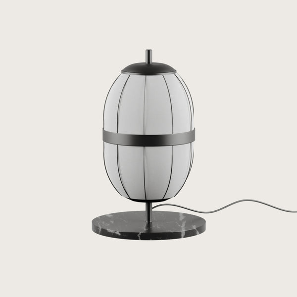 Lampa stołowa Pull — Aromas Del Campo, abażur owalny w białej tkaninie, podstawa marmurowa czarna