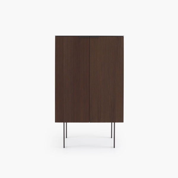 Szafka Selvans — Ligne Roset, front z drewna w kolorze wenge, nóżki metalowe, widok z przodu