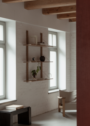 Rodd 140 — instalacja w minimalistycznym wnętrzu, naturalne światło, półki z drewna i stalowych lin
