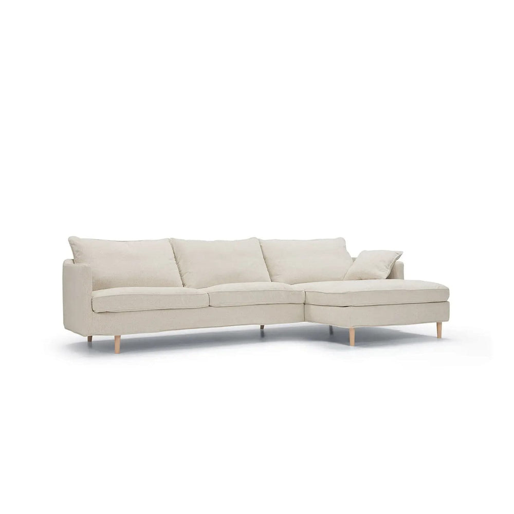 Sofa Julia — Sits, konfiguracja narożna z szezlongiem, tapicerka jasna tkanina, widok z przodu