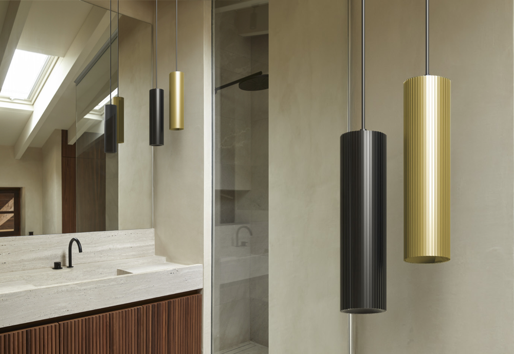 Lampa wisząca Strip — Aromas Del Campo, cylinder drewniany z metalowym zawieszeniem, widok z przodu
