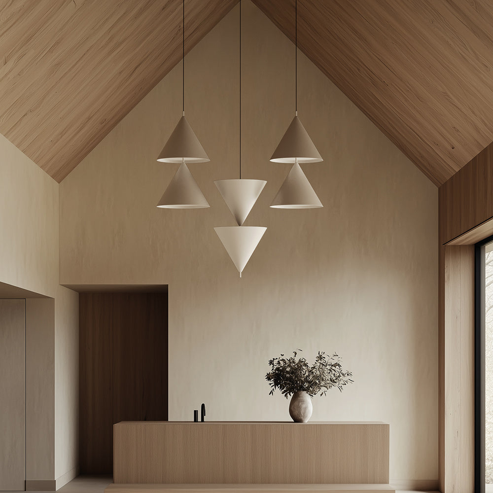 Lampa wisząca Trag — Aromas Del Campo, trzy abażury stożkowe w kolorach: biały, oliwkowy i terakota