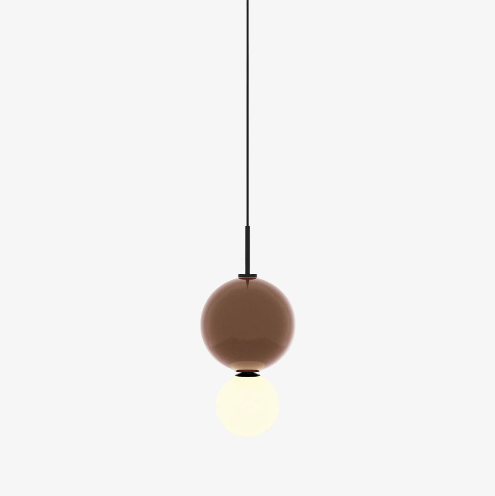 Lampa wisząca Ulon — Aromas Del Campo, kula szklana w kolorze taupe, widok z przodu