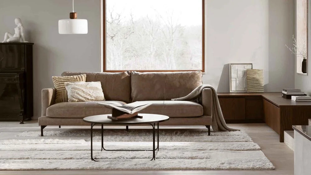 Sofa Alvar — Vilmers, tapicerka jasna tkanina, nogi metalowe, widok z przodu