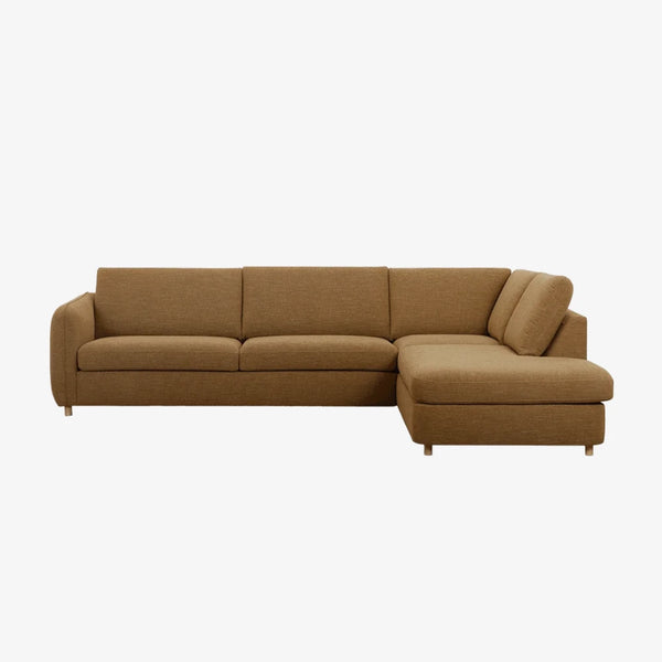 Sofa Bilberry — Vilmers, konfiguracja narożna z szezlongiem, tapicerka tkanina kolor camel, widok z przodu