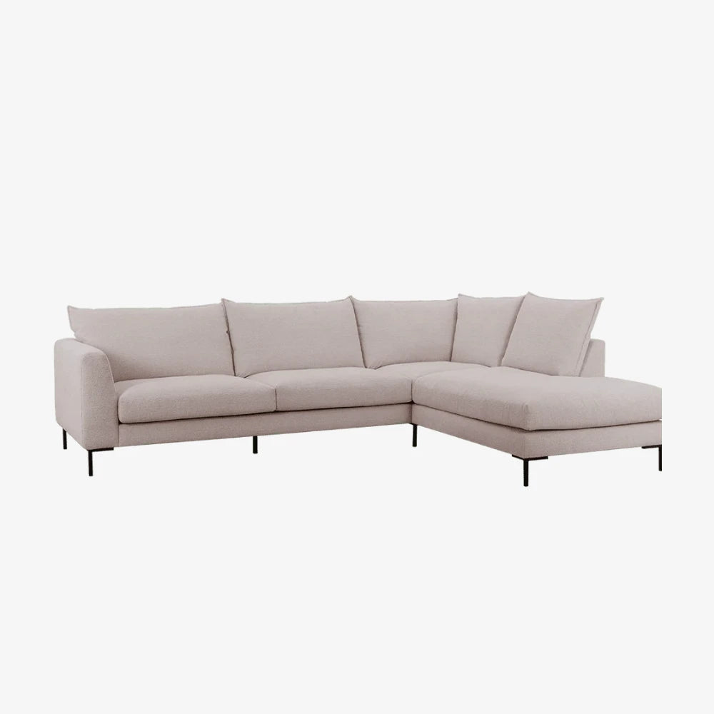 Sofa Brooks — Vilmers, konfiguracja narożna z szezlongiem, tapicerka jasna tkanina, widok z przodu