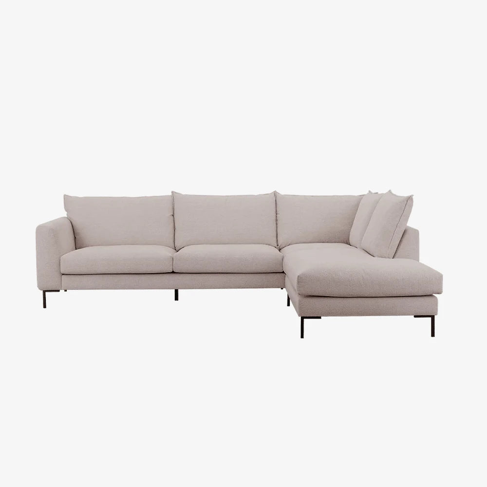 Sofa Brooks — Vilmers, konfiguracja narożna z szezlongiem, tapicerka jasna tkanina, widok z przodu