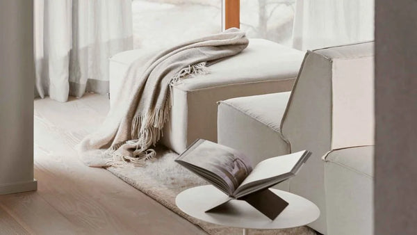 Comfy Scandinavian — detal podłokietnika i tapicerki, zbliżenie na teksturę tkaniny