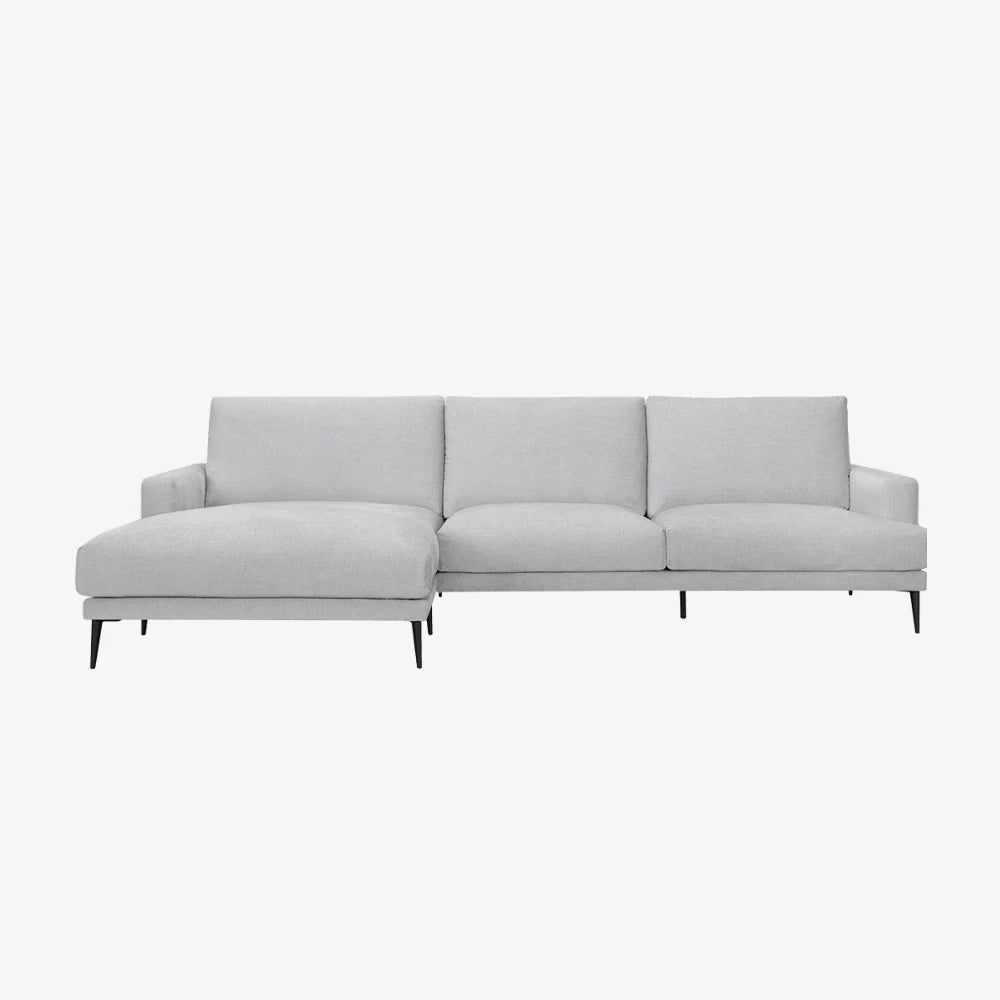 Sofa Daisy — Vilmers, konfiguracja narożna z szezlongiem, tapicerka jasna tkanina, widok z przodu
