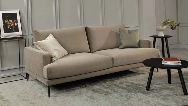 Daisy — sofa w aranżacji salonu, tapicerka beżowa, nogi metalowe czarne