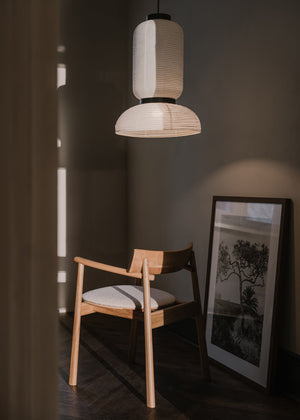 Elipsa Soft — w minimalistycznym otoczeniu z lampą wisząca, drewno naturalne, widok boczny