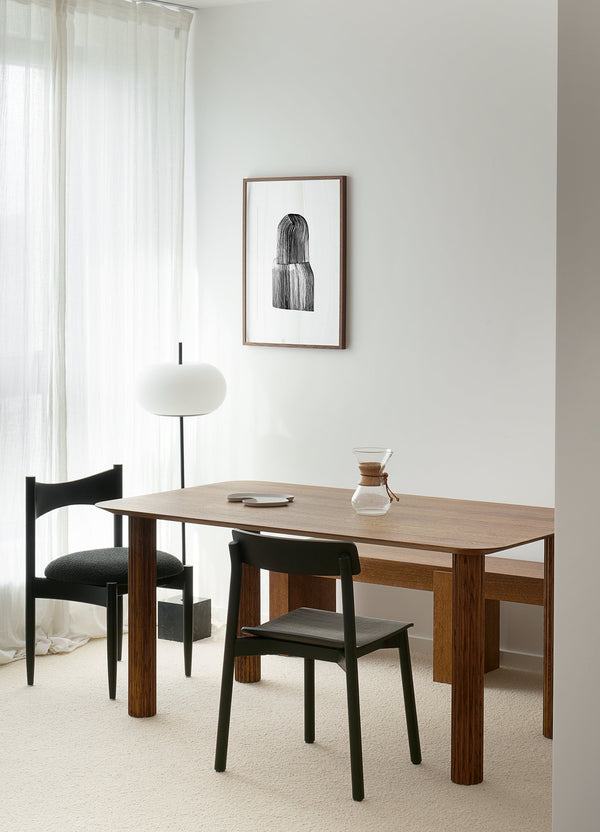 Filar 160 — stół w minimalistycznym wnętrzu, drewniany blat, cylindryczne nogi