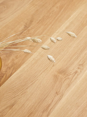 Carl — zbliżenie tekstury drewna blatu, splot włókien naturalnego drewna