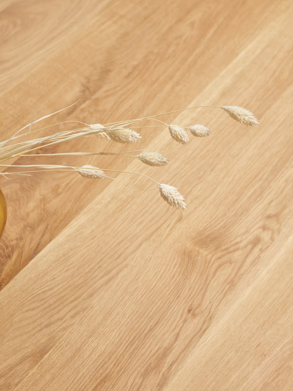 Carl — zbliżenie tekstury drewna blatu, splot włókien naturalnego drewna