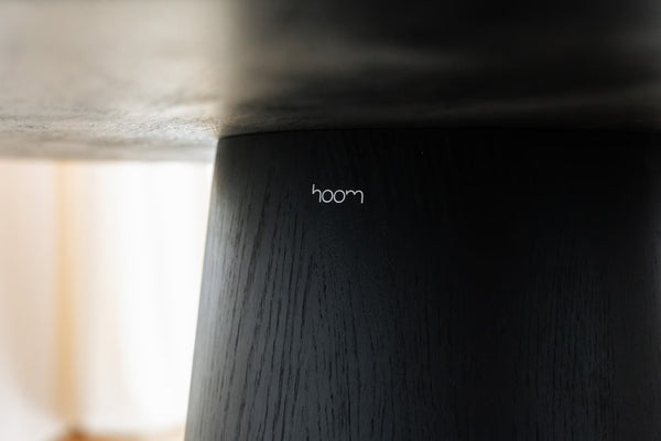 Gio — detal nogi, drewno naturalne z logo producenta HOOM