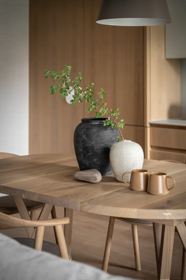 Stół Gloria — aranżacja w salonie, blat drewniany z wazonem ceramicznym i rośliną