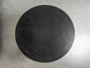 Stół Moon — blat okrągły z czarnego marmuru, widok z góry