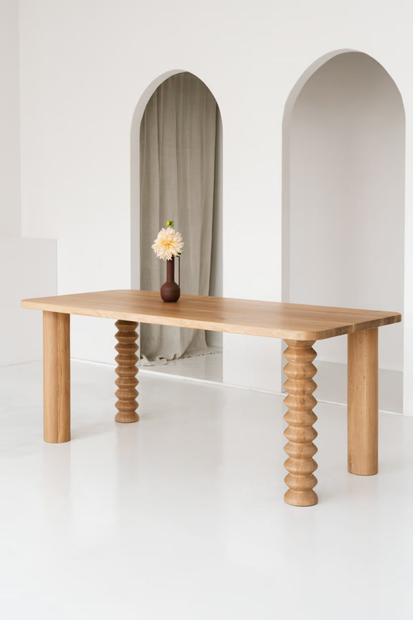 Stół Arta — blat drewniany z rzeźbionymi nóżkami, widok z boku, detale struktury nóg