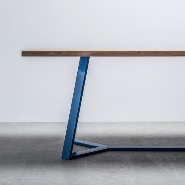 Stół Y — detal nóg metalowych w kolorze niebieskim, zbliżenie konstrukcji
