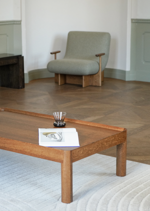 Inset Low — aranżacja salonu, drewniany stolik w otoczeniu mebli, ujęcie lifestyle
